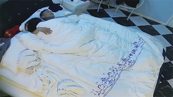 小钢炮男友狂插嫩穴不停歇，花式抽插爽到翻天！